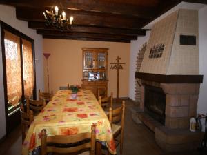 GerbépalにあるLarge and cosy chalet beautiful surroundingsのダイニングルーム(テーブル、暖炉付)