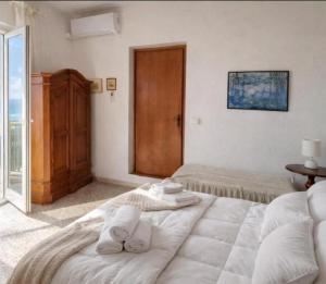 a bedroom with two beds with towels on them at Ai Canarbin - colline di Lerici in Lerici