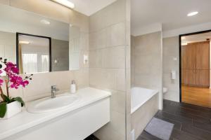 a bathroom with a sink and a tub and a toilet at Nyíltvízi Edzőközpont in Dunakeszi