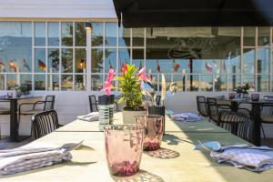 a table with glasses on it in a restaurant at Suite kaai 24 in Nieuwpoort