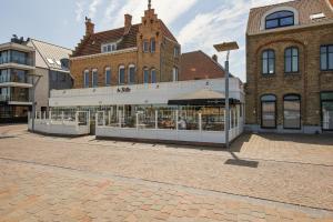 a store on a street in front of a building at Suite kaai 24 in Nieuwpoort