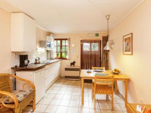 cocina y comedor con mesa y sillas en Classy Apartment in Bohon with Garden, en Barvaux