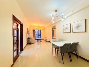 a dining room with a table and chairs at Guangzhou Phantom Oasis Apartments - Canton Fair Exhibition Area in Guangzhou