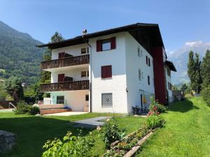 a house on a hill with a yard at Garni Franz Leiter in Lagundo