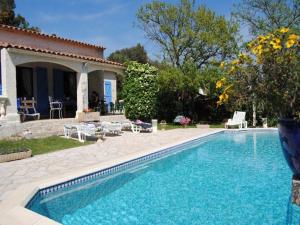 una piscina frente a una casa en Beautiful holiday home with private pool en Bagnols-en-Forêt