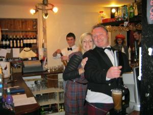 un homme et une femme posant une photo dans une barre dans l'établissement Turfcutters Arms, à Boldre