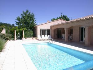 Saint-Paul-en-ForêtにあるLuxury villa in Provence with gardenの家の前のスイミングプール