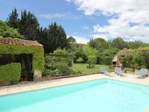 Saint-Paul-en-ForêtにあるLuxury villa in Provence with gardenの庭園内のスイミングプール(椅子2脚付)