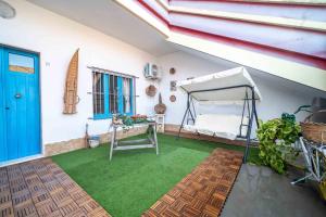 a room with a tent and a green rug at CHIARAGIULIA Camera Giulia Cabras in Càbras