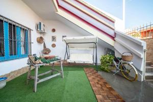 a room with a bed and a green floor at CHIARAGIULIA Camera Giulia Cabras in Càbras