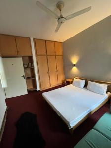 a bedroom with a bed and a ceiling at Durrani Lodges - Islamabad G11 in Islamabad