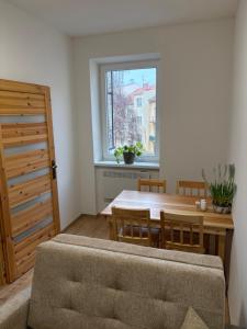 a living room with a table and a window at Apartmán Bellevie in Znojmo
