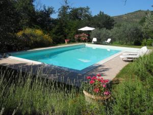 Bazén v ubytování Characteristic cottage in the Tuscan hills nebo v jeho okolí