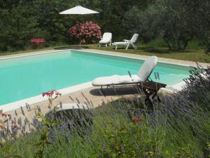 カスティリオーン・フィオレンティーノにあるCharacteristic cottage in the Tuscan hillsの白い椅子(スイミングプールの横)