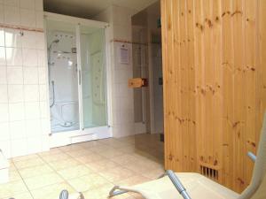 bagno con doccia e porta in vetro di Holiday home in Waimes Robertville with sauna a Waimes