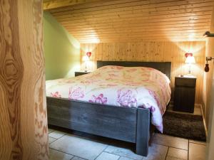 舊蒂爾瑙特的住宿－Luxurious Chalet in Oud Turnhout with Large Garden，木制客房内的一间卧室,配有一张床