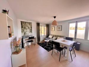 a living room with a white table and chairs at EasyHome 26 in Vitré