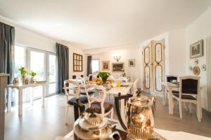 a dining room with a table and chairs at Country Lodge B&B in Siena