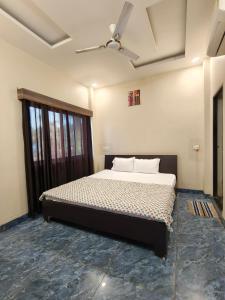 a bedroom with a bed in a room at Hotel Vriksh Stay in Godarpura