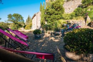 a picnic table and chairs in a garden at Le Roc sur l'Orbieu in Saint-Pierre-des-Champs
