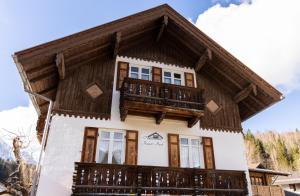 a house with a balcony on top of it at Ferienwohnungen Ruasers Ruah in Mittenwald