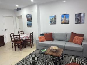 a living room with a couch and a table at Nunes Praia in Praia da Vitória