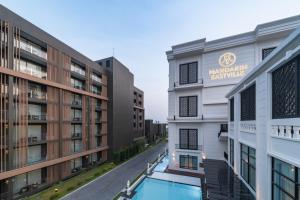 an apartment building with a swimming pool in the middle at Mandarin Eastville, Pattaya - SHA Extra Plus in North Pattaya