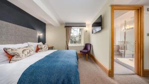 a bedroom with a large bed and a bathroom at Ennios Boutique Hotel in Southampton