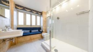 a bathroom with a sink toilet and a shower at Ennios Boutique Hotel in Southampton