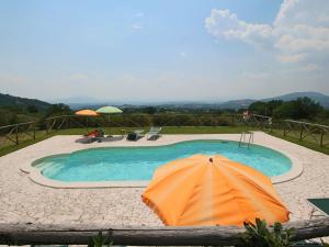 Kolam renang di atau dekat dengan Cozy Farmhouse in Casperia with Swimming Pool