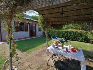 Foto dalla galleria di Cozy Farmhouse in Casperia with Swimming Pool a Casperia