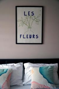 a picture of a plant above a bed with pillows at Picante apartment in Srbobran
