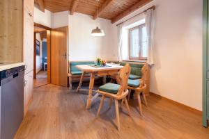 a kitchen and dining room with a table and chairs at Ferienwohnen beim Hirsch in Hopferau