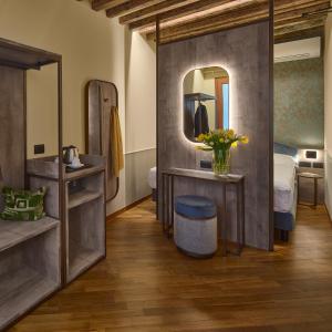 a bathroom with a sink and a mirror at Residenza Favaro in Venice