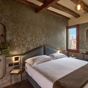 a bedroom with a large bed in a room at Residenza Favaro in Venice