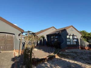 a house with a driveway and a garage at Zahies Accommodation in Panorama