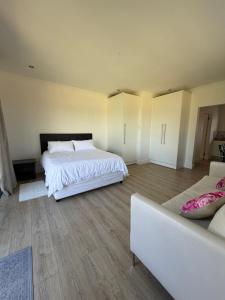 a bedroom with two beds and a couch at Plattekloof Mountain view in Plattekloof