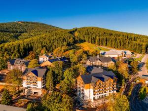 Luftaufnahme eines Ferienresorts in den Bergen in der Unterkunft Forest Park Resort & SPA in Świeradów-Zdrój