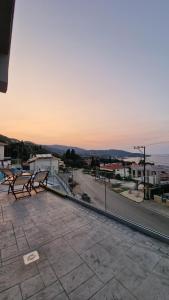 a couple of benches sitting on top of a roof at 3 Keys Luxury Apartment in Nikiana