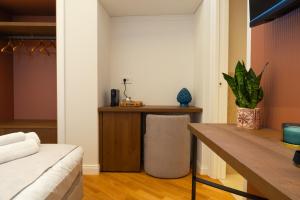 a bedroom with a bed and a desk with a plant at Cala Bianca in Trani