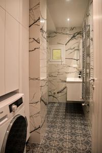 a bathroom with a sink and a mirror at Thessaloniki Central Luxe in Thessaloniki +32 photos
