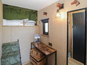 a room with a desk and a bunk bed at GiGi's Horsebox in Evesham