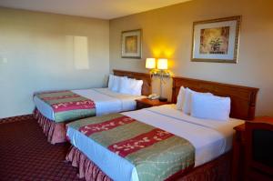 Postel nebo postele na pokoji v ubytování Americas Best Value Inn Crosstimbers + 9 fotografií