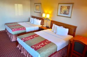 Postel nebo postele na pokoji v ubytování Americas Best Value Inn Crosstimbers