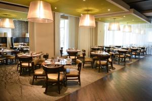 A restaurant or other place to eat at The Guest House at Graceland