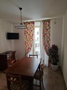 a dining room with a table and a window at Domus Cassia in Cascia