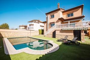 a house with a swimming pool in the yard at Villa Oropéndola para familias, a pocos minutos de Granada, Piscina agua salada, Parking privado, Barbacoa, Chimenea, 14 pax in Belicena