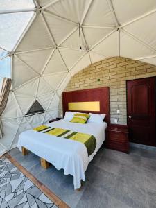 a bedroom with a bed in a tent at Glamping Mascota in La Providencia