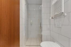 ein Badezimmer mit Dusche und Toilette in der Unterkunft Hotel Boli Keflavik in Njarðvík + 47 Fotos