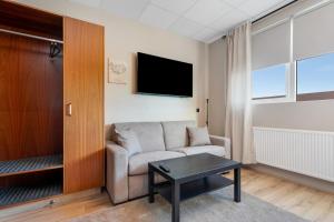 ein Wohnzimmer mit Sofa und Tisch in der Unterkunft Hotel Boli Keflavik in Njarðvík